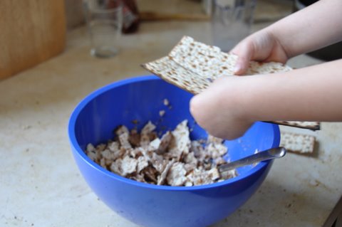 שוברים את המצות לחתיכות קטנות, משרים ביין