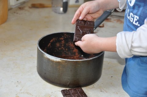 שוברים את השוקולד לקוביות ומוסיפים לסיר