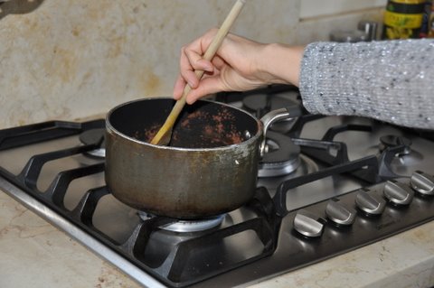 אבא או אמא ממיסים על אש קטנה את התערובת